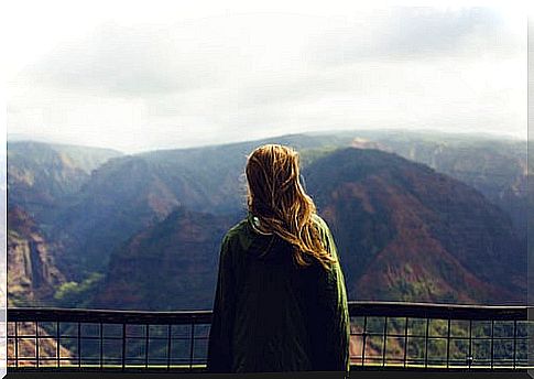 Woman representing the relationship between Anxiety and low self-esteem