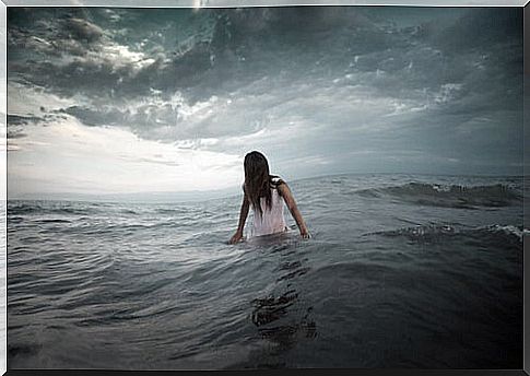 Woman-sea-storm