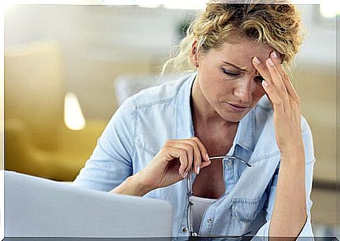 Unmotivated woman in front of the computer 