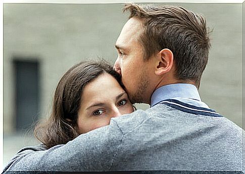 Man kissing his partner on the forehead to represent the sinkies